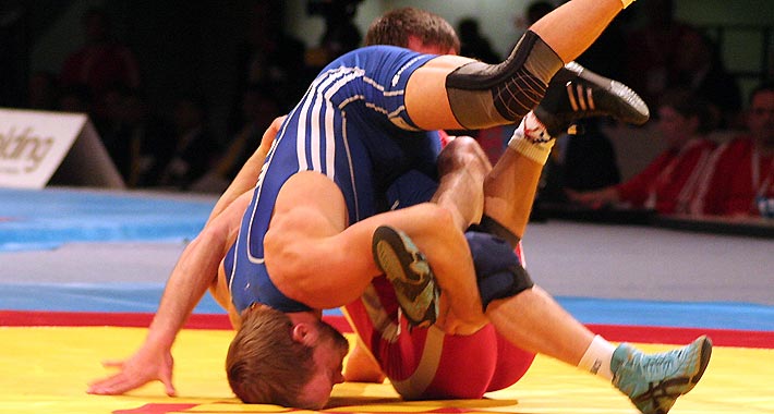 Marcel Ewald (60 kg/SV Weingarten - blaues Trikot), im Achtelfinalkampf gegen den Georgier Malkhaz Zarkua.