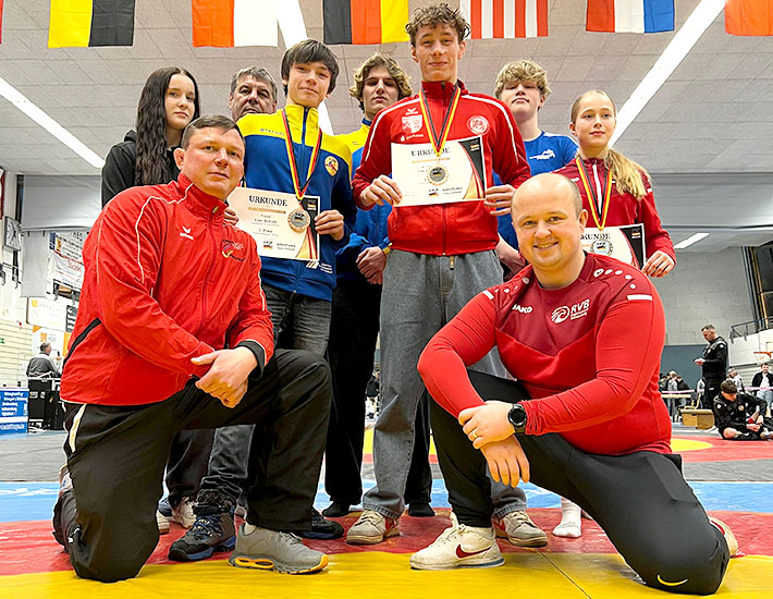 Unsere Athleten zeigten Kadersichtungsturnier der U17 in Hohenlimburg vielversprechende Leistungen: Lion Schulz und Luca Schmal erkämpften jeweils Bronze, während Nelly Zierenberg mit Silber glänzte.