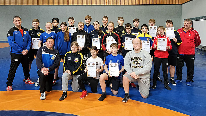 Am Wochenende trainierten die Nachwuchs-Ringerinnen und -Ringer in der Trainingshalle des 1. Luckenwalder SC, um das Ringer-Abzeichen „RIKA - Silber“ des Deutschen Ringerbundes zu erwerben.